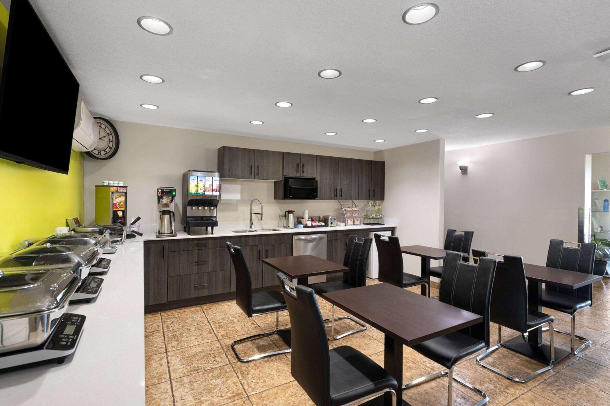 Super 8 By Wyndham Fort Mcmurray Luaran gambar