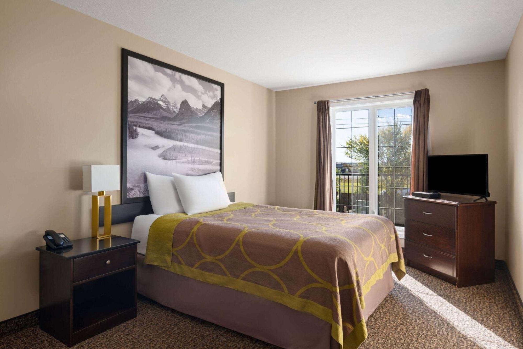 Super 8 By Wyndham Fort Mcmurray Luaran gambar